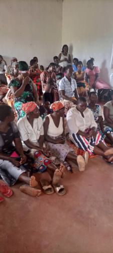 Die Frauen des Dorfes treffen sich regelmäßig im Gemeindezentrum und besprechen aktuelle Themen und beraten und unterstützen sich.