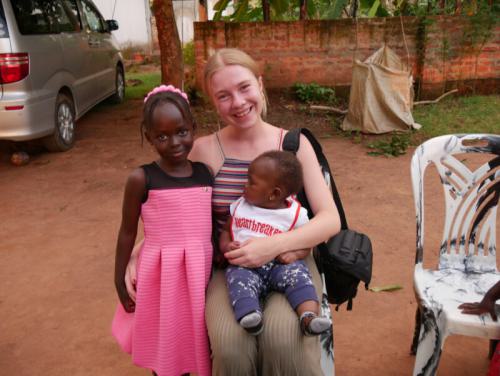 Ein besonderes Highlight in 2022 war der erneute Besuch von Lea, hier mit Dicksons Kindern im Arm.