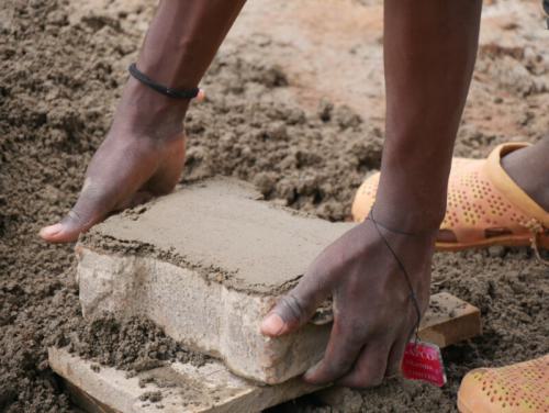 So wurde beispielsweise der Grundstein für den Stall für die Schweine gelegt.