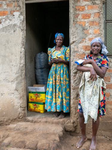 Frauen, die sich dank der Mikrokredite ein kleines business aufbauen konnten