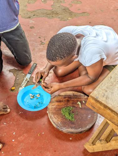 Die Kinder und Jugendlichen helfen bei Zubereiten der Mahlzeiten