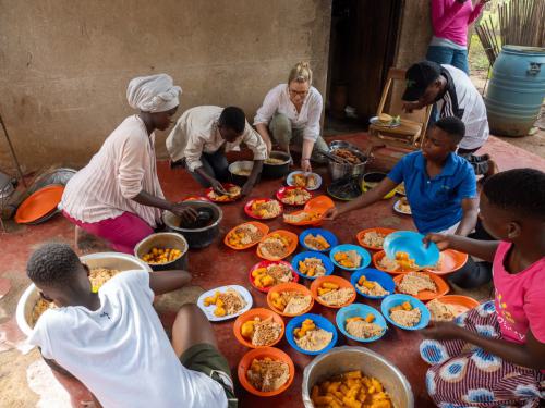 Die Hauptmahlzeit mit Posho, Reise, Bohnen und zur Feier des Tages Hühnchen