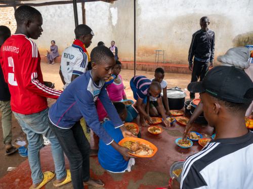 Bei Essenzubereiten, Verteilen und Aufräumen helfen alle mit
