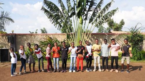 Dieses toll Bild zeigt zwar nicht alle Kinder und Jugendlichen der Help for a smile - family, aber zumindest einige! Denn manchmal ist es fast unmöglich, die etwa 20 Kinder und Jugendlichen, die bei Irene leben, auf ein Bild zu bekommen. :)